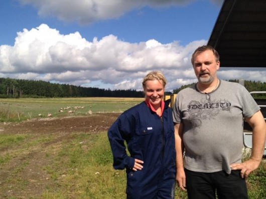 Caroline Germer Rehn och Mats Schörling framför gärdet med grisar.