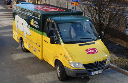 Nu rullar Rapsgris bilen på Stockholms gator