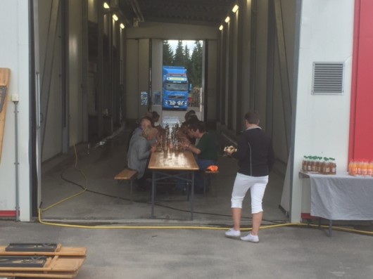Långbord på slakteriet. Per Olsson på Sune Olssons åkeri var också på plats som ni ser i bakgrunden.